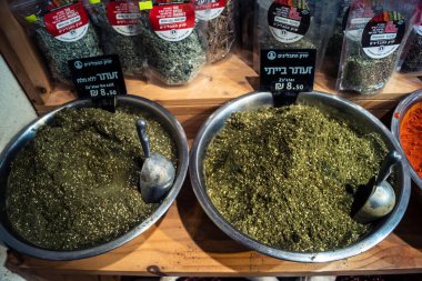 Kudüs, İsrail - 17 Şubat 2026 Mahane Yehuda Pazarı 'nda geleneksel baharatların keşfi, canlı renkler, egzotik dokular ve bu ikonik kentsel konumda aşçılık mirası sergileniyor.