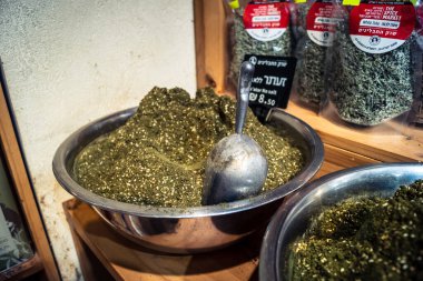 Kudüs, İsrail - 17 Şubat 2026 Mahane Yehuda Pazarı 'nda geleneksel baharatların keşfi, canlı renkler, egzotik dokular ve bu ikonik kentsel konumda aşçılık mirası sergileniyor.