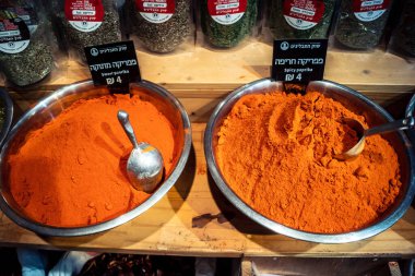 Kudüs, İsrail - 17 Şubat 2026 Mahane Yehuda Pazarı 'nda geleneksel baharatların keşfi, canlı renkler, egzotik dokular ve bu ikonik kentsel konumda aşçılık mirası sergileniyor.