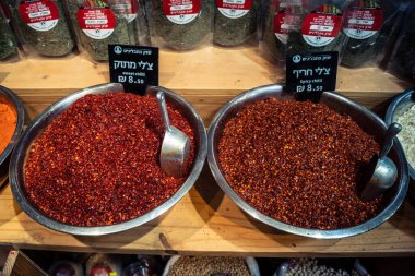 Kudüs, İsrail - 17 Şubat 2026 Mahane Yehuda Pazarı 'nda geleneksel baharatların keşfi, canlı renkler, egzotik dokular ve bu ikonik kentsel konumda aşçılık mirası sergileniyor.