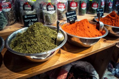 Kudüs, İsrail - 17 Şubat 2026 Mahane Yehuda Pazarı 'nda geleneksel baharatların keşfi, canlı renkler, egzotik dokular ve bu ikonik kentsel konumda aşçılık mirası sergileniyor.