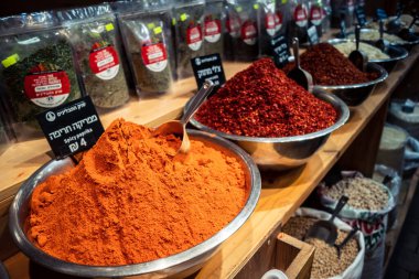 Kudüs, İsrail - 17 Şubat 2026 Mahane Yehuda Pazarı 'nda geleneksel baharatların keşfi, canlı renkler, egzotik dokular ve bu ikonik kentsel konumda aşçılık mirası sergileniyor.