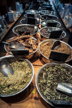 Kudüs, İsrail - 17 Şubat 2026 Mahane Yehuda Pazarı 'nda geleneksel kurutulmuş meyve, sebze ve çiçeklerin keşfi, bu ikonik kent bölgesinde canlı renkler ve dokular sergileniyor.