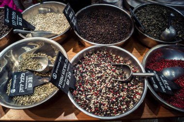 Kudüs, İsrail - 17 Şubat 2026 Mahane Yehuda Pazarı 'nda geleneksel kurutulmuş meyve, sebze ve çiçeklerin keşfi, bu ikonik kent bölgesinde canlı renkler ve dokular sergileniyor.