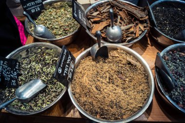 Kudüs, İsrail - 17 Şubat 2026 Mahane Yehuda Pazarı 'nda geleneksel kurutulmuş meyve, sebze ve çiçeklerin keşfi, bu ikonik kent bölgesinde canlı renkler ve dokular sergileniyor.