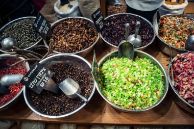 Kudüs, İsrail - 17 Şubat 2026 Mahane Yehuda Pazarı 'nda geleneksel kurutulmuş meyve, sebze ve çiçeklerin keşfi, bu ikonik kent bölgesinde canlı renkler ve dokular sergileniyor.