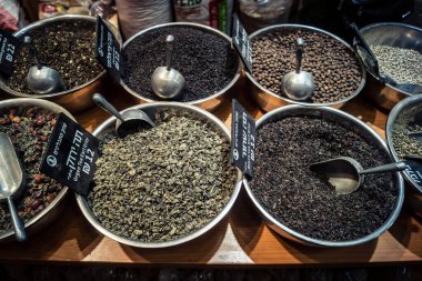 Kudüs, İsrail - 17 Şubat 2026 Mahane Yehuda Pazarı 'nda geleneksel kurutulmuş meyve, sebze ve çiçeklerin keşfi, bu ikonik kent bölgesinde canlı renkler ve dokular sergileniyor.