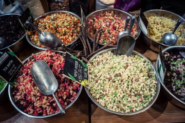 Kudüs, İsrail - 17 Şubat 2026 Mahane Yehuda Pazarı 'nda geleneksel kurutulmuş meyve, sebze ve çiçeklerin keşfi, bu ikonik kent bölgesinde canlı renkler ve dokular sergileniyor.