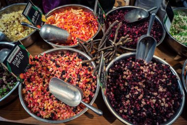 Kudüs, İsrail - 17 Şubat 2026 Mahane Yehuda Pazarı 'nda geleneksel kurutulmuş meyve, sebze ve çiçeklerin keşfi, bu ikonik kent bölgesinde canlı renkler ve dokular sergileniyor.