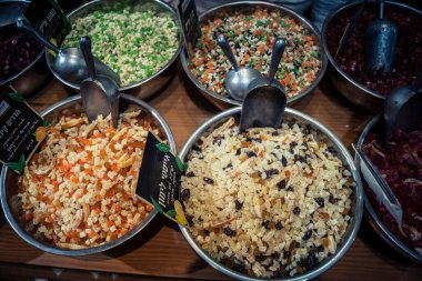 Kudüs, İsrail - 17 Şubat 2026 Mahane Yehuda Pazarı 'nda geleneksel kurutulmuş meyve, sebze ve çiçeklerin keşfi, bu ikonik kent bölgesinde canlı renkler ve dokular sergileniyor.