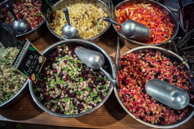 Kudüs, İsrail - 17 Şubat 2026 Mahane Yehuda Pazarı 'nda geleneksel kurutulmuş meyve, sebze ve çiçeklerin keşfi, bu ikonik kent bölgesinde canlı renkler ve dokular sergileniyor.