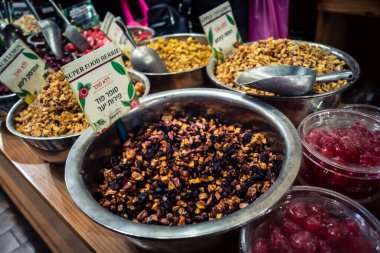 Kudüs, İsrail - 17 Şubat 2026 Mahane Yehuda Pazarı 'nda geleneksel kurutulmuş meyve, sebze ve çiçeklerin keşfi, bu ikonik kent bölgesinde canlı renkler ve dokular sergileniyor.