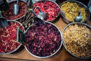 Kudüs, İsrail - 17 Şubat 2026 Mahane Yehuda Pazarı 'nda geleneksel kurutulmuş meyve, sebze ve çiçeklerin keşfi, bu ikonik kent bölgesinde canlı renkler ve dokular sergileniyor.