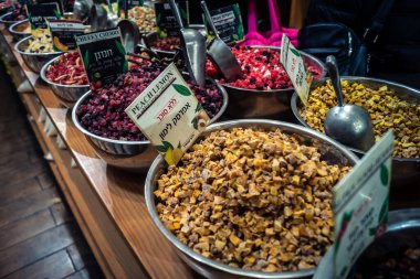 Kudüs, İsrail - 17 Şubat 2026 Mahane Yehuda Pazarı 'nda geleneksel kurutulmuş meyve, sebze ve çiçeklerin keşfi, bu ikonik kent bölgesinde canlı renkler ve dokular sergileniyor.