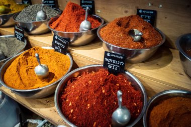 Kudüs, İsrail - 17 Şubat 2026 Mahane Yehuda Pazarı 'nda geleneksel baharatların keşfi, canlı renkler, egzotik dokular ve bu ikonik kentsel konumda aşçılık mirası sergileniyor.