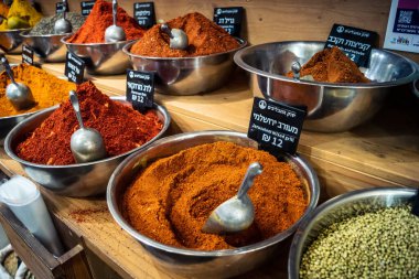 Kudüs, İsrail - 17 Şubat 2026 Mahane Yehuda Pazarı 'nda geleneksel baharatların keşfi, canlı renkler, egzotik dokular ve bu ikonik kentsel konumda aşçılık mirası sergileniyor.