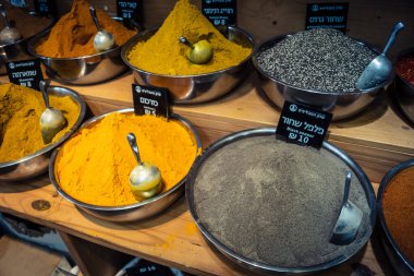 Kudüs, İsrail - 17 Şubat 2026 Mahane Yehuda Pazarı 'nda geleneksel baharatların keşfi, canlı renkler, egzotik dokular ve bu ikonik kentsel konumda aşçılık mirası sergileniyor.