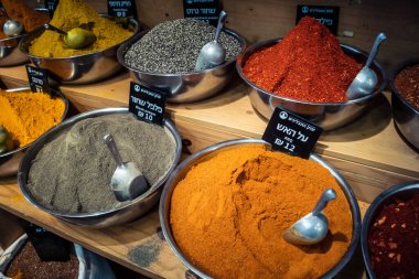 Kudüs, İsrail - 17 Şubat 2026 Mahane Yehuda Pazarı 'nda geleneksel baharatların keşfi, canlı renkler, egzotik dokular ve bu ikonik kentsel konumda aşçılık mirası sergileniyor.