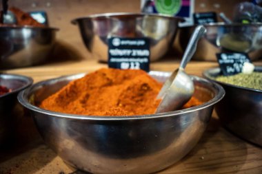 Kudüs, İsrail - 17 Şubat 2026 Mahane Yehuda Pazarı 'nda geleneksel baharatların keşfi, canlı renkler, egzotik dokular ve bu ikonik kentsel konumda aşçılık mirası sergileniyor.