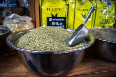 Kudüs, İsrail - 17 Şubat 2026 Mahane Yehuda Pazarı 'nda geleneksel baharatların keşfi, canlı renkler, egzotik dokular ve bu ikonik kentsel konumda aşçılık mirası sergileniyor.