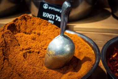 Kudüs, İsrail - 17 Şubat 2026 Mahane Yehuda Pazarı 'nda geleneksel baharatların keşfi, canlı renkler, egzotik dokular ve bu ikonik kentsel konumda aşçılık mirası sergileniyor.