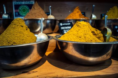 Kudüs, İsrail - 17 Şubat 2026 Mahane Yehuda Pazarı 'nda geleneksel baharatların keşfi, canlı renkler, egzotik dokular ve bu ikonik kentsel konumda aşçılık mirası sergileniyor.