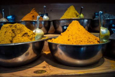 Kudüs, İsrail - 17 Şubat 2026 Mahane Yehuda Pazarı 'nda geleneksel baharatların keşfi, canlı renkler, egzotik dokular ve bu ikonik kentsel konumda aşçılık mirası sergileniyor.