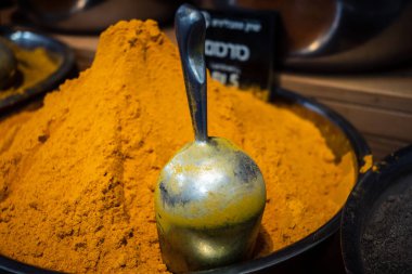 Kudüs, İsrail - 17 Şubat 2026 Mahane Yehuda Pazarı 'nda geleneksel baharatların keşfi, canlı renkler, egzotik dokular ve bu ikonik kentsel konumda aşçılık mirası sergileniyor.