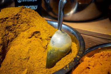 Kudüs, İsrail - 17 Şubat 2026 Mahane Yehuda Pazarı 'nda geleneksel baharatların keşfi, canlı renkler, egzotik dokular ve bu ikonik kentsel konumda aşçılık mirası sergileniyor.