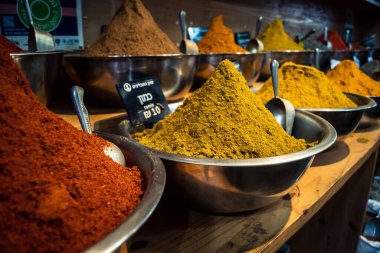 Kudüs, İsrail - 17 Şubat 2026 Mahane Yehuda Pazarı 'nda geleneksel baharatların keşfi, canlı renkler, egzotik dokular ve bu ikonik kentsel konumda aşçılık mirası sergileniyor.