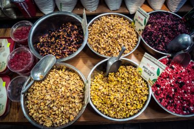 Kudüs, İsrail - 17 Şubat 2026 Mahane Yehuda Pazarı 'nda geleneksel kurutulmuş meyve, sebze ve çiçeklerin keşfi, bu ikonik kent bölgesinde canlı renkler ve dokular sergileniyor.