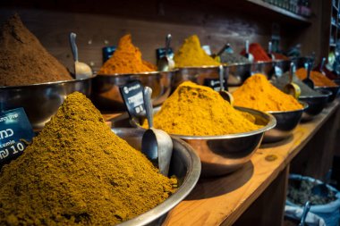 Kudüs, İsrail - 17 Şubat 2026 Mahane Yehuda Pazarı 'nda geleneksel baharatların keşfi, canlı renkler, egzotik dokular ve bu ikonik kentsel konumda aşçılık mirası sergileniyor.