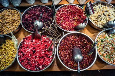 Kudüs, İsrail - 17 Şubat 2026 Mahane Yehuda Pazarı 'nda geleneksel kurutulmuş meyve, sebze ve çiçeklerin keşfi, bu ikonik kent bölgesinde canlı renkler ve dokular sergileniyor.