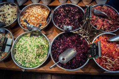 Kudüs, İsrail - 17 Şubat 2026 Mahane Yehuda Pazarı 'nda geleneksel kurutulmuş meyve, sebze ve çiçeklerin keşfi, bu ikonik kent bölgesinde canlı renkler ve dokular sergileniyor.