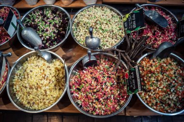 Kudüs, İsrail - 17 Şubat 2026 Mahane Yehuda Pazarı 'nda geleneksel kurutulmuş meyve, sebze ve çiçeklerin keşfi, bu ikonik kent bölgesinde canlı renkler ve dokular sergileniyor.