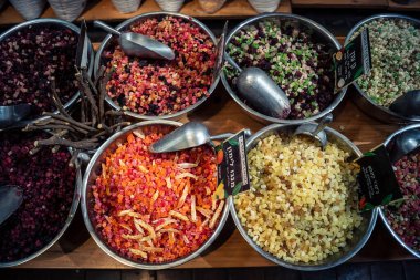 Kudüs, İsrail - 17 Şubat 2026 Mahane Yehuda Pazarı 'nda geleneksel kurutulmuş meyve, sebze ve çiçeklerin keşfi, bu ikonik kent bölgesinde canlı renkler ve dokular sergileniyor.