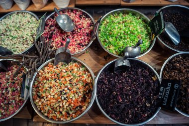 Kudüs, İsrail - 17 Şubat 2026 Mahane Yehuda Pazarı 'nda geleneksel kurutulmuş meyve, sebze ve çiçeklerin keşfi, bu ikonik kent bölgesinde canlı renkler ve dokular sergileniyor.