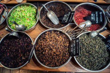 Kudüs, İsrail - 17 Şubat 2026 Mahane Yehuda Pazarı 'nda geleneksel kurutulmuş meyve, sebze ve çiçeklerin keşfi, bu ikonik kent bölgesinde canlı renkler ve dokular sergileniyor.