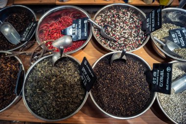 Kudüs, İsrail - 17 Şubat 2026 Mahane Yehuda Pazarı 'nda geleneksel kurutulmuş meyve, sebze ve çiçeklerin keşfi, bu ikonik kent bölgesinde canlı renkler ve dokular sergileniyor.