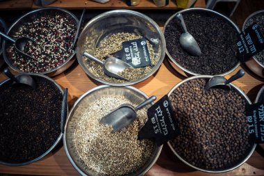 Kudüs, İsrail - 17 Şubat 2026 Mahane Yehuda Pazarı 'nda geleneksel kurutulmuş meyve, sebze ve çiçeklerin keşfi, bu ikonik kent bölgesinde canlı renkler ve dokular sergileniyor.