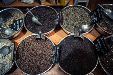 Kudüs, İsrail - 17 Şubat 2026 Mahane Yehuda Pazarı 'nda geleneksel kurutulmuş meyve, sebze ve çiçeklerin keşfi, bu ikonik kent bölgesinde canlı renkler ve dokular sergileniyor.