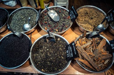 Kudüs, İsrail - 17 Şubat 2026 Mahane Yehuda Pazarı 'nda geleneksel kurutulmuş meyve, sebze ve çiçeklerin keşfi, bu ikonik kent bölgesinde canlı renkler ve dokular sergileniyor.