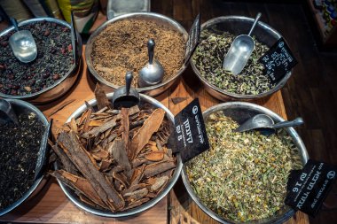 Kudüs, İsrail - 17 Şubat 2026 Mahane Yehuda Pazarı 'nda geleneksel kurutulmuş meyve, sebze ve çiçeklerin keşfi, bu ikonik kent bölgesinde canlı renkler ve dokular sergileniyor.