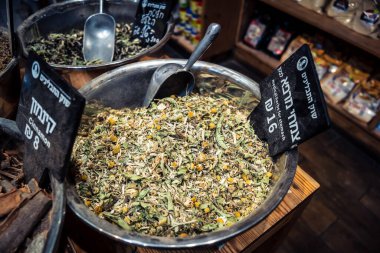 Kudüs, İsrail - 17 Şubat 2026 Mahane Yehuda Pazarı 'nda geleneksel kurutulmuş meyve, sebze ve çiçeklerin keşfi, bu ikonik kent bölgesinde canlı renkler ve dokular sergileniyor.