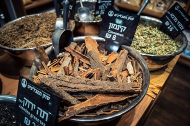 Kudüs, İsrail - 17 Şubat 2026 Mahane Yehuda Pazarı 'nda geleneksel kurutulmuş meyve, sebze ve çiçeklerin keşfi, bu ikonik kent bölgesinde canlı renkler ve dokular sergileniyor.