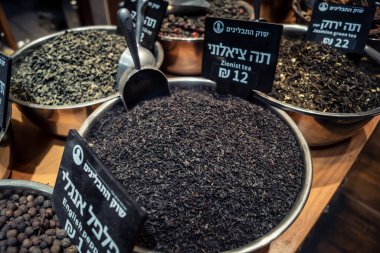 Kudüs, İsrail - 17 Şubat 2026 Mahane Yehuda Pazarı 'nda geleneksel kurutulmuş meyve, sebze ve çiçeklerin keşfi, bu ikonik kent bölgesinde canlı renkler ve dokular sergileniyor.