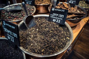 Kudüs, İsrail - 17 Şubat 2026 Mahane Yehuda Pazarı 'nda geleneksel kurutulmuş meyve, sebze ve çiçeklerin keşfi, bu ikonik kent bölgesinde canlı renkler ve dokular sergileniyor.