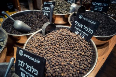 Kudüs, İsrail - 17 Şubat 2026 Mahane Yehuda Pazarı 'nda geleneksel kurutulmuş meyve, sebze ve çiçeklerin keşfi, bu ikonik kent bölgesinde canlı renkler ve dokular sergileniyor.