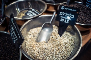 Kudüs, İsrail - 17 Şubat 2026 Mahane Yehuda Pazarı 'nda geleneksel kurutulmuş meyve, sebze ve çiçeklerin keşfi, bu ikonik kent bölgesinde canlı renkler ve dokular sergileniyor.