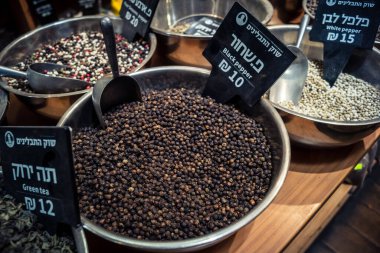 Kudüs, İsrail - 17 Şubat 2026 Mahane Yehuda Pazarı 'nda geleneksel kurutulmuş meyve, sebze ve çiçeklerin keşfi, bu ikonik kent bölgesinde canlı renkler ve dokular sergileniyor.